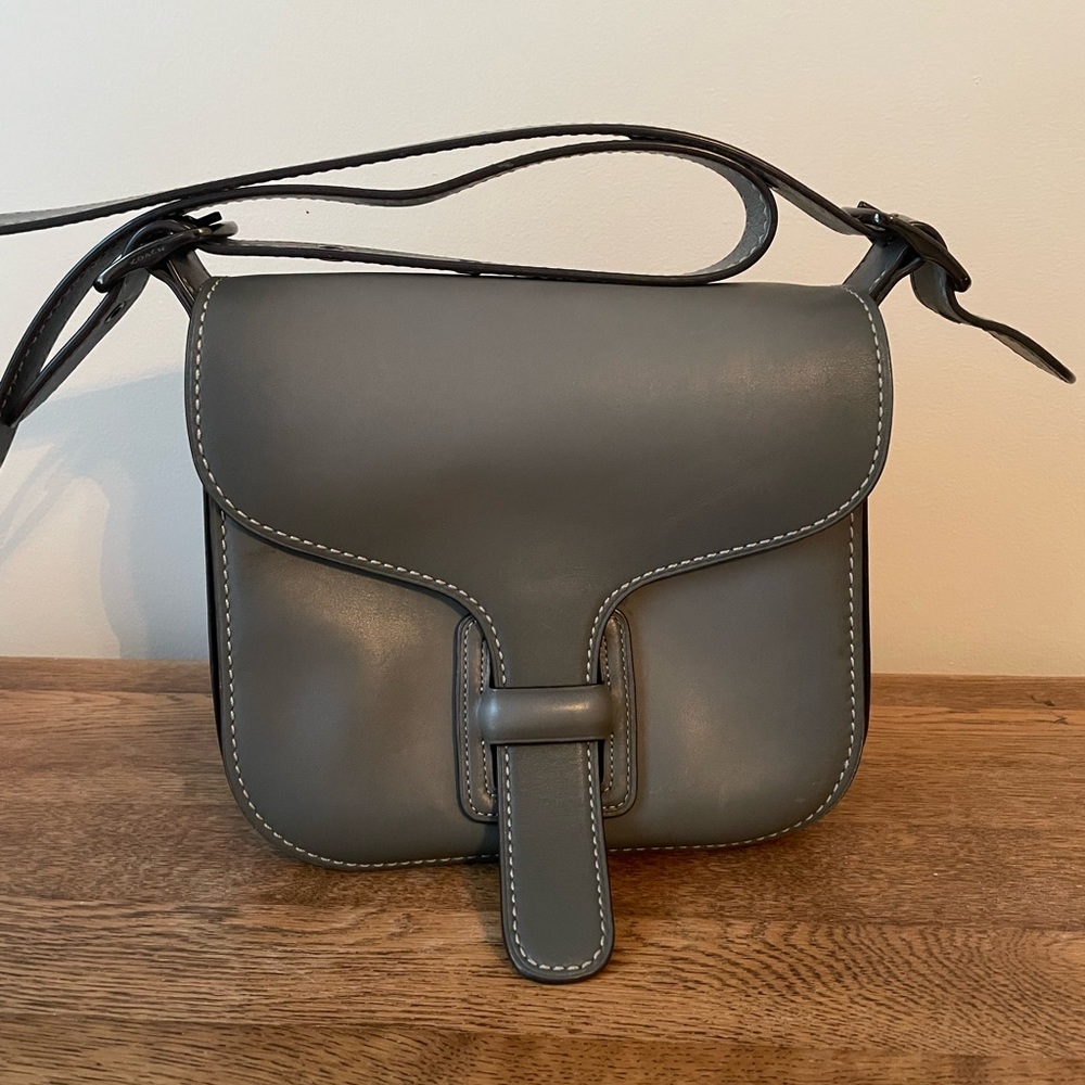 Gray coach carrier